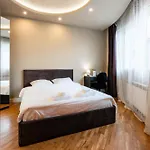 Elegant 2bdr With A Balcony *