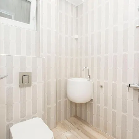 Apartment Elegant 2bdr With A Balcony