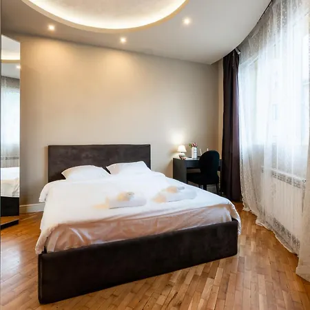 Elegant 2bdr With A Balcony *