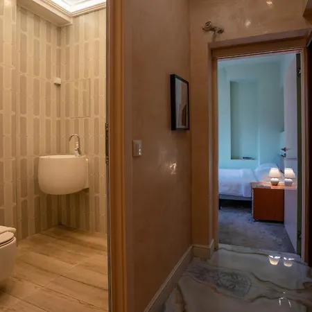 Elegant 2bdr With A Balcony *