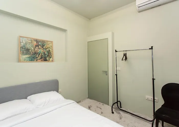 Elegant 2bdr With A Balcony