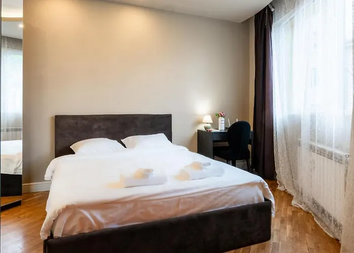 Elegant 2bdr With A Balcony *