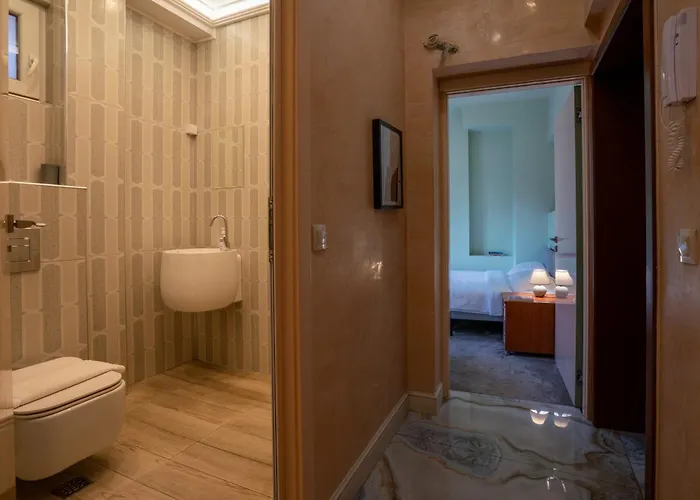 Elegant 2bdr With A Balcony *